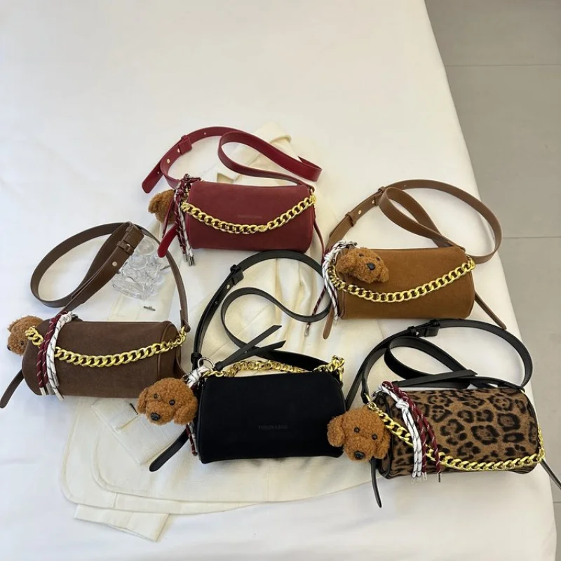

Parisian Inspired Lock Flap Bag For Ladies With Prominent Hardware And High Quality Grained Leather