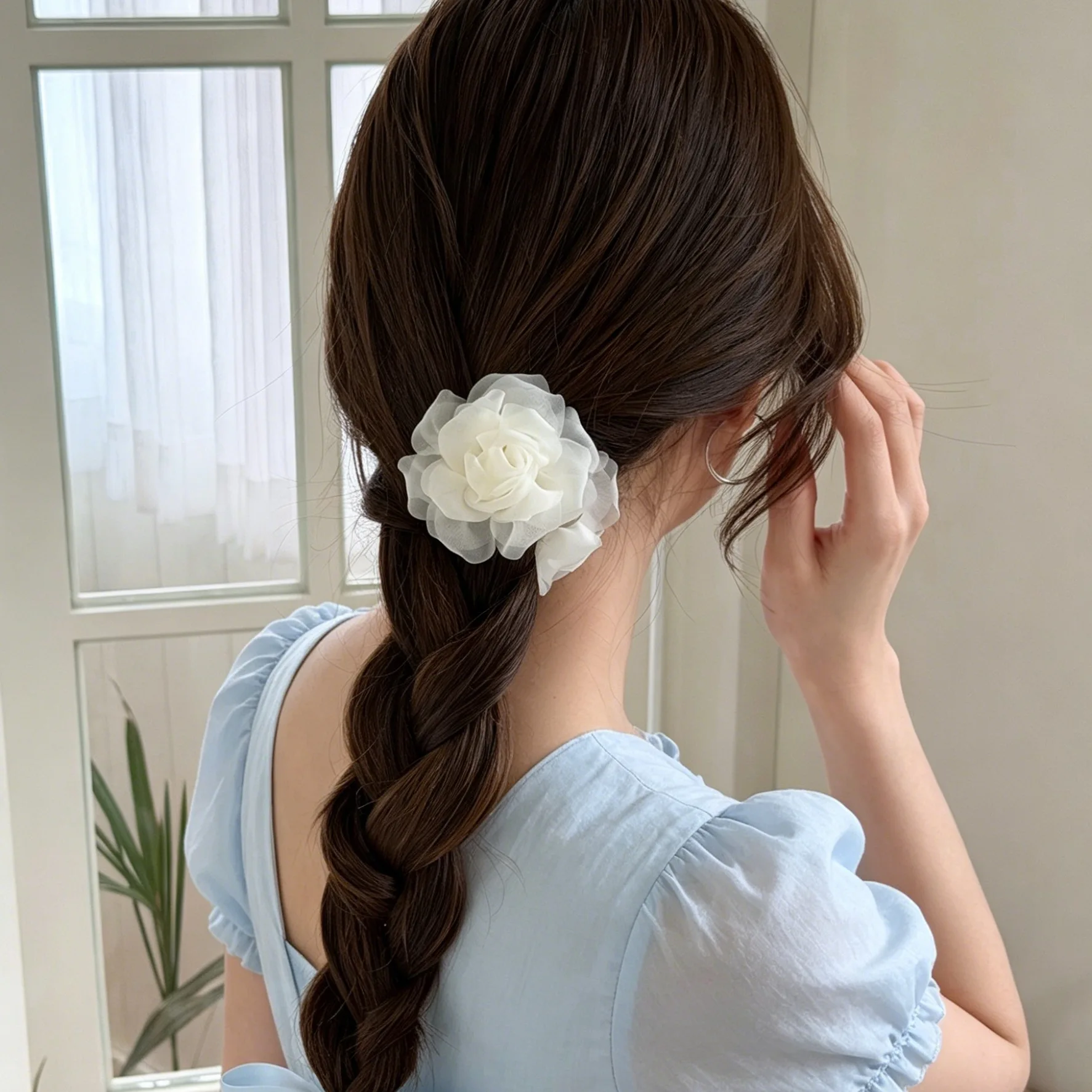 Ätherische Tüll-Kamelienblüten-Haarspange mit Haifischzahn-Verschluss: Strandhaarschmuck im Urlaubsstil für halb hochgesteckte Frisuren – Detail 4