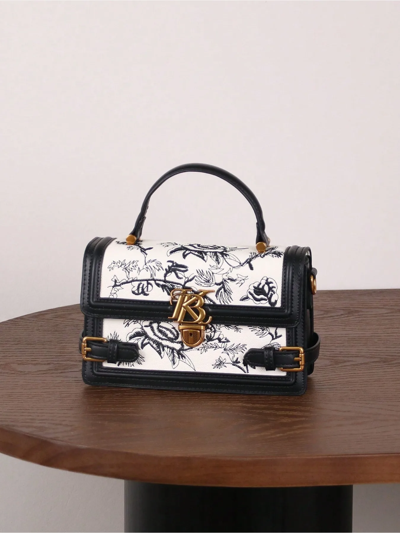 

2025 New Style Chinese Style High Quality Belt Design Floral Embroidery Small Handbag
