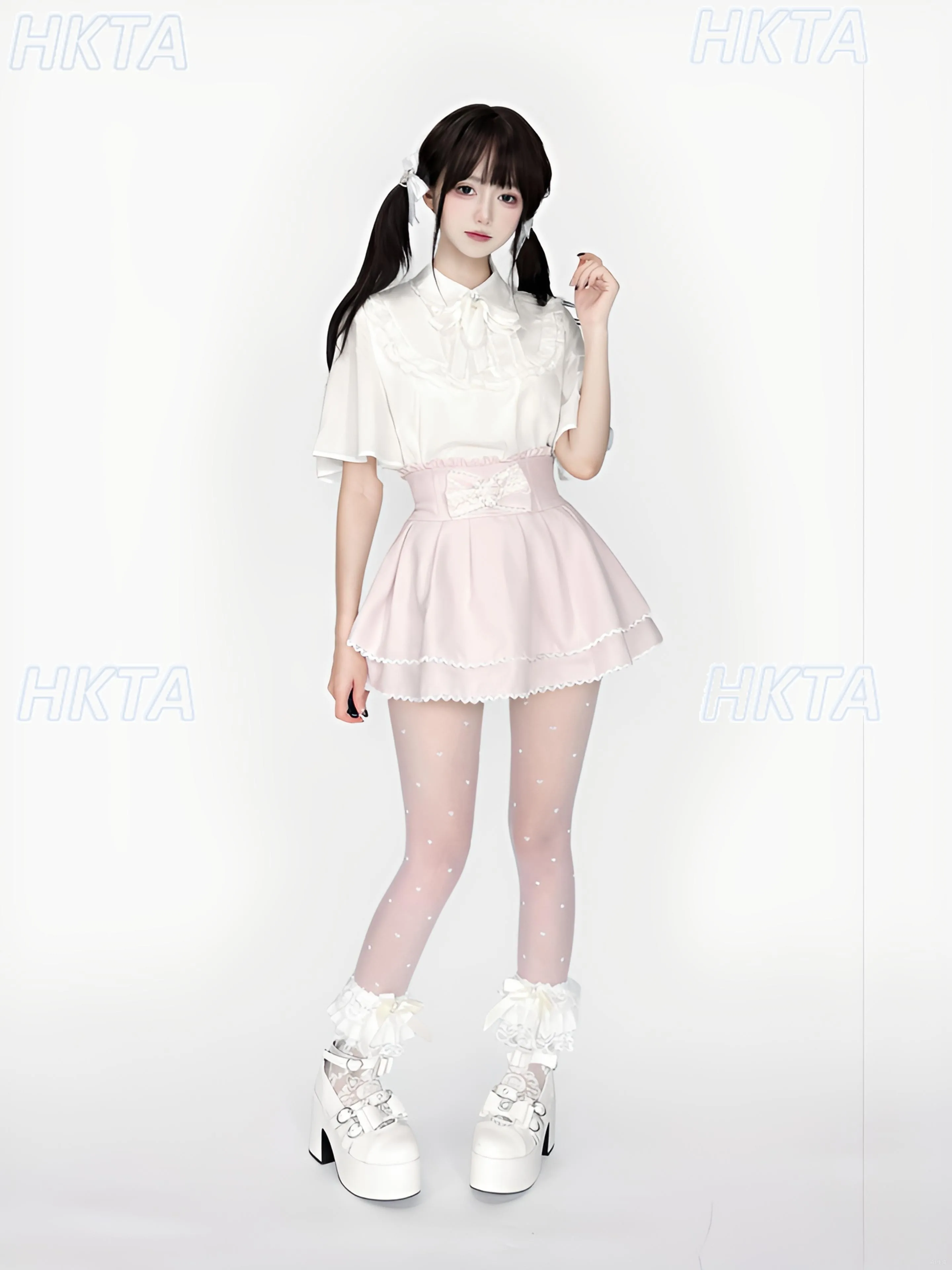 Japoński, masowo produkowany zestaw: słodka lolita, koszula z krótkim rękawem i kołnierzykiem, biała bluzka, spódnica z wysokim stanem, kokardą i falbanami.