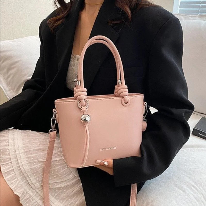 Luxe designer geïnspireerde crossbodytas met monogrampatroon en leren bekleding voor iconische fashion statement