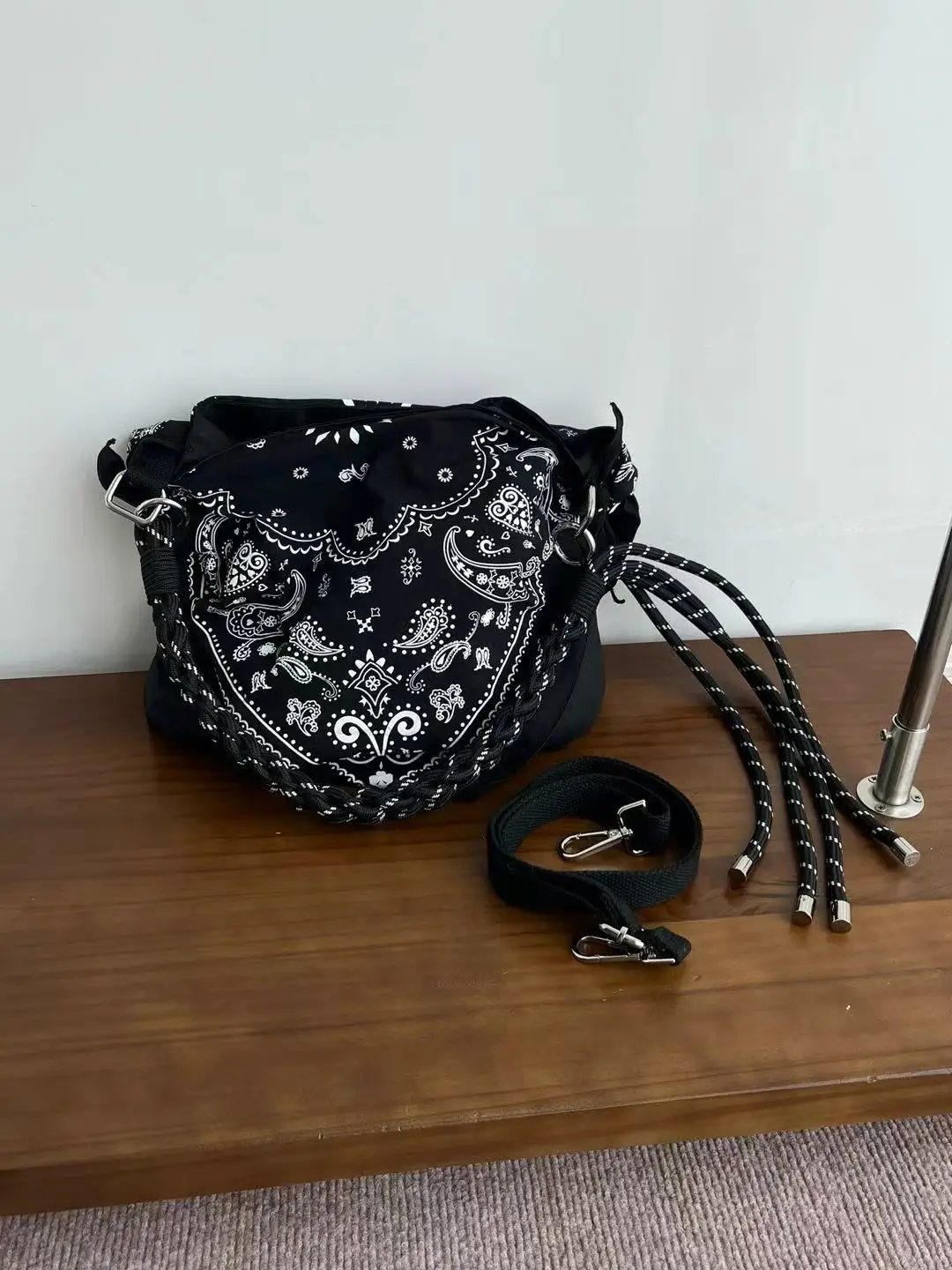 กระเป๋าสะพายข้างผ้าแคนวาสลายเรขาคณิตสไตล์อเมริกันย้อนยุค ปักลายวอลนัท สำหรับผู้หญิง รุ่น Trendy Lazy Sle