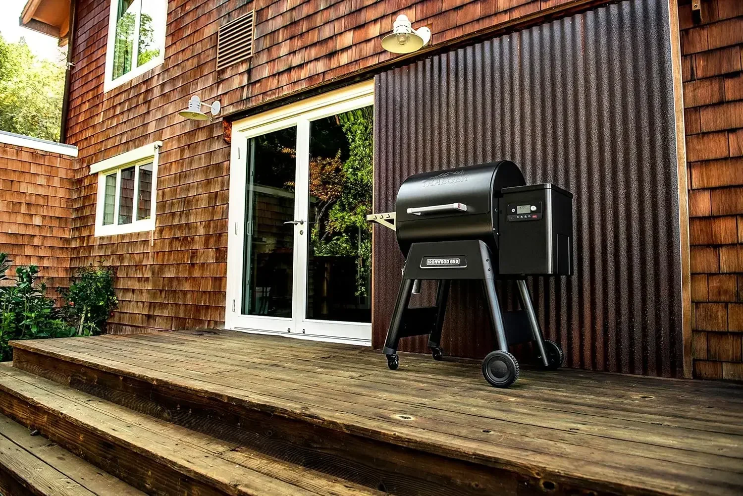 Traeger Grills Ironwood 650 Grelha elétrica de pelota de madeira e fumante, preta, área de cozimento de 650 polegadas quadradas, 500 graus máximo