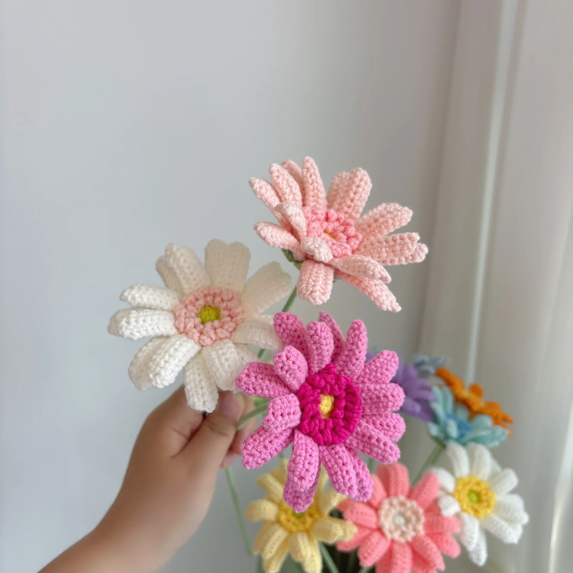 Gehäkelte Chrysanthemenzweige, kreativer künstlicher Blumenstrauß, handgefertigte gewebte Blumen, Dekoration für Schreibtisch und Bücherregal, Geschenk – Detail 2