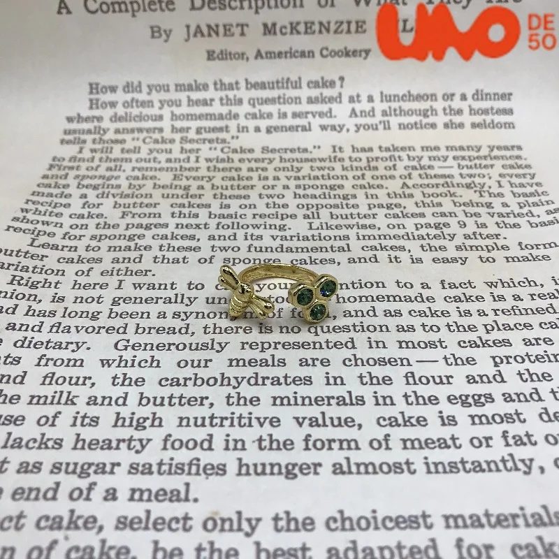 Anel de design Bee Metal Joker com personalidade simples.