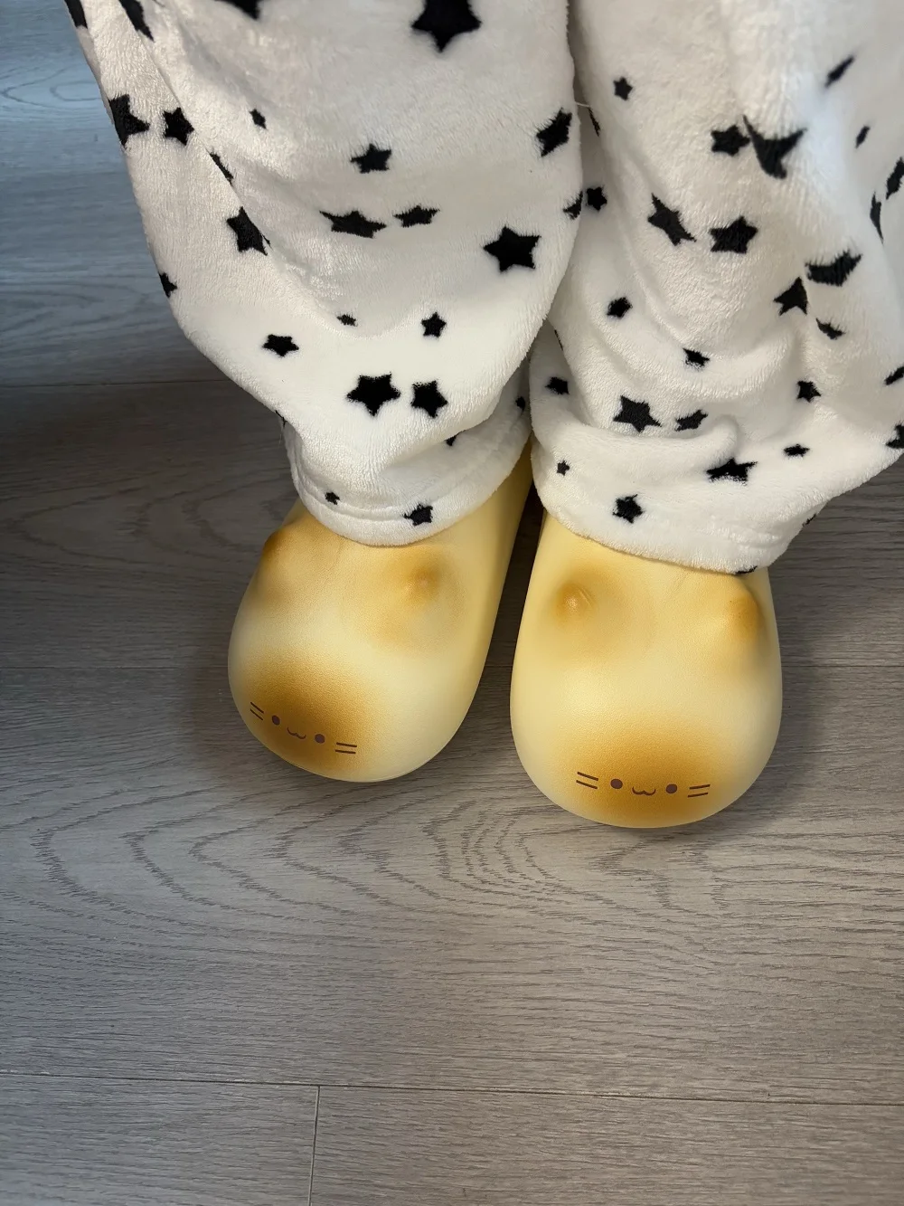 

Newest 2026 cute cat eyes slippers with paw print bottom outdoor anti-slip waterproof keep warm winter slippers home fur shoes