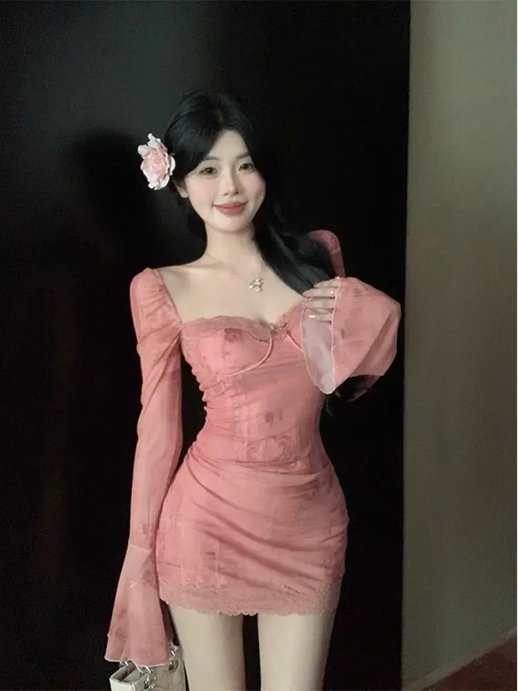 

Сексуальное, милое и пикантное женское платье большого размера Dr Pink с квадратным вырезом, рукавами-колокол и короткой юбкой, облегающее, с эффектом утяжки талии, для создания стройного силуэта.