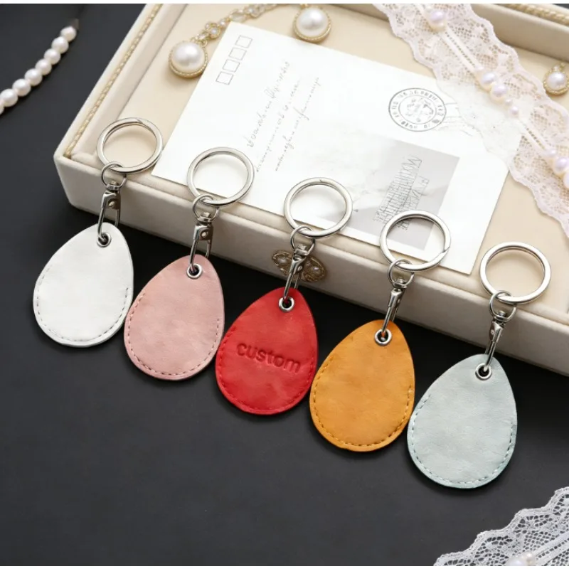 Porte-clés en cuir PU personnalisé avec logo, gravure laser, forme goutte d'eau, étui de protection pour carte d'accès communautaire, cadeau d'entreprise