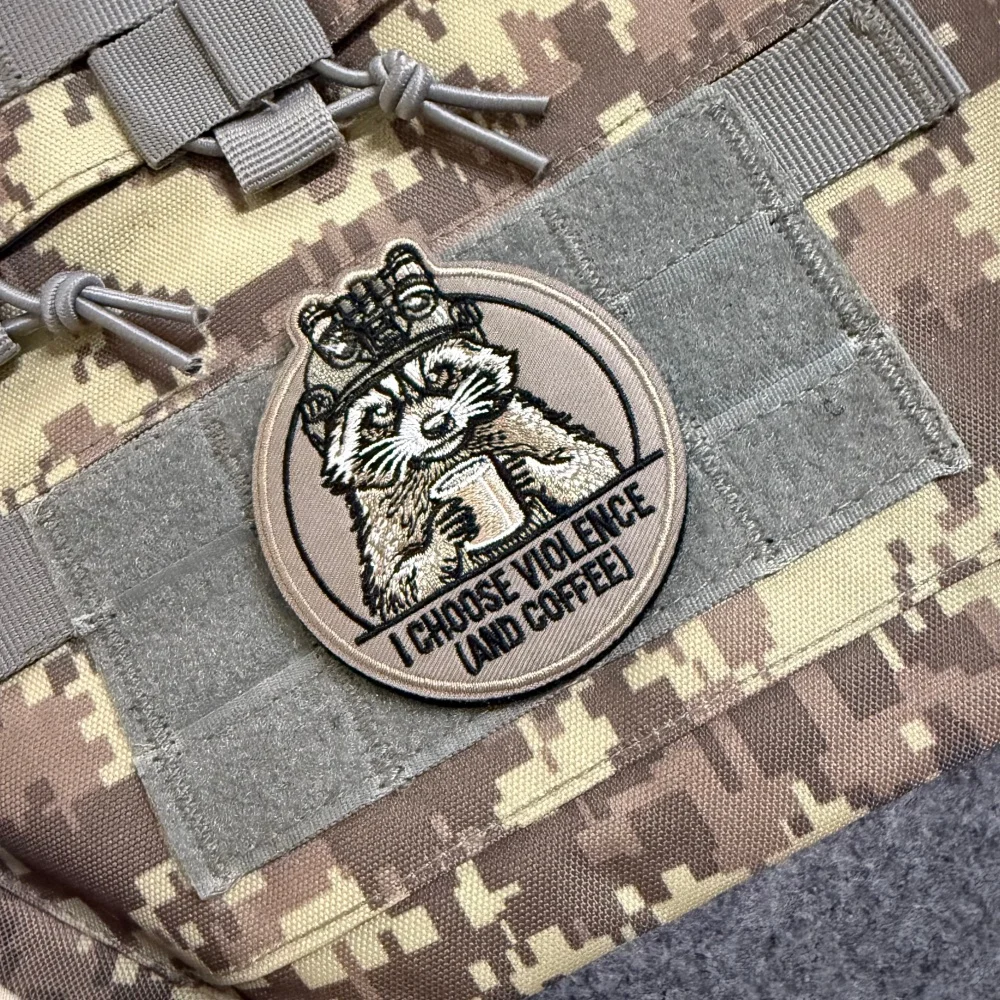 Waschbär Morale Taktischer Patch Tier-Stickerei-Abzeichen „Ich wähle Gewalt und Kaffee“ Klett-Patches für Rucksack, Kleidung und Ausrüstung