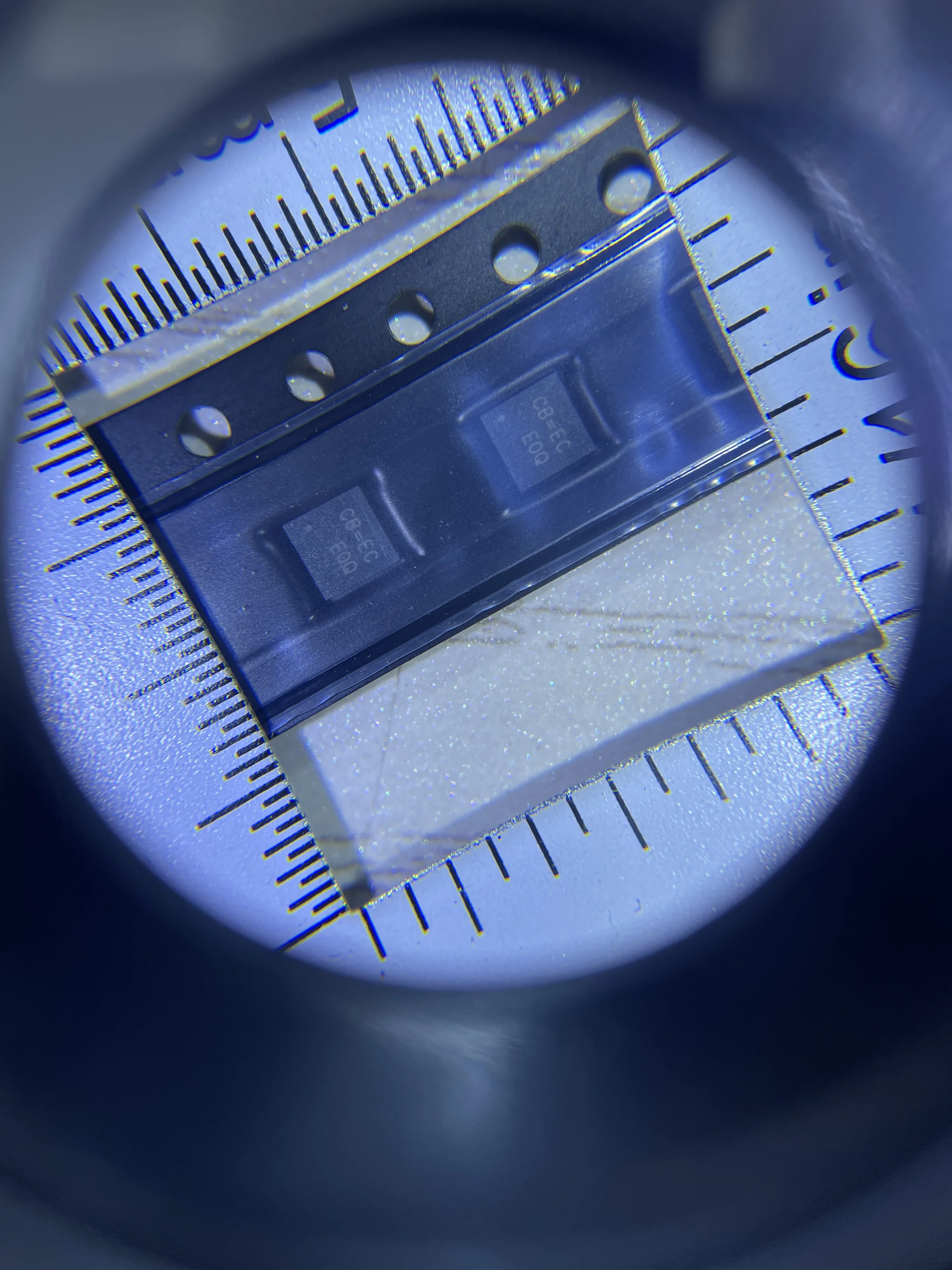 (10 buah) menandai CB = CE CB = 4C CB-EE CB-FE CB = ** QFN-16 input tipe Step-down 2.6V ~ 5.5V Output 600mV ~ 5V 2A Chip daya DC-DC