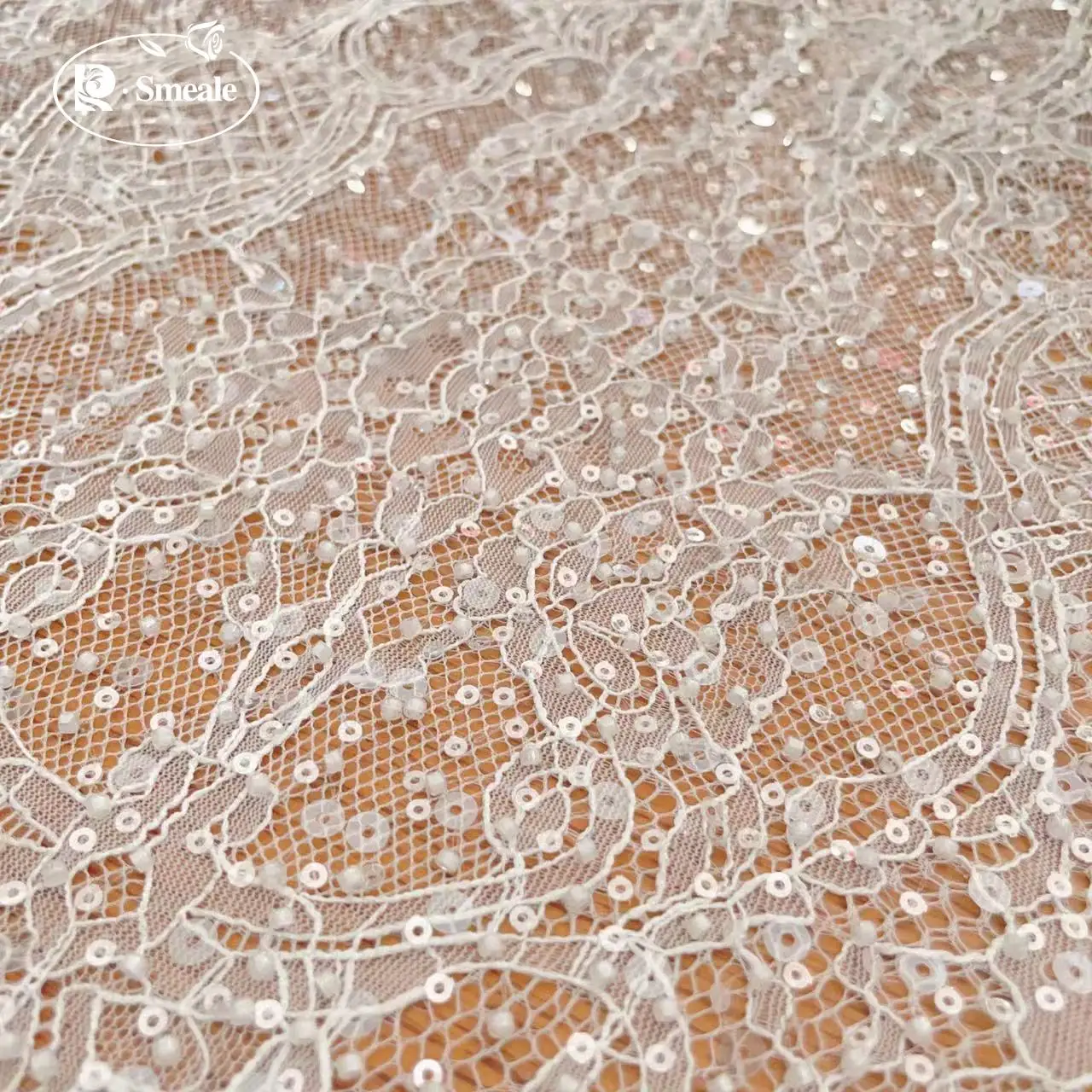 Funkelndes Pailletten-Perlen-Stickerei-Hochzeitskleid, Brautspitzenstoff. DIY-Nähzubehör – Detail 4