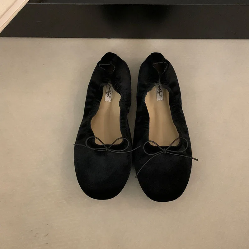 Lässige, weiche, modische Seiden-Ballerinas für Damen, flache Schuhe mit runder Spitze, flache Damenschuhe mit Schmetterlingsknoten, Slip-On-Modelle. – Detail 2