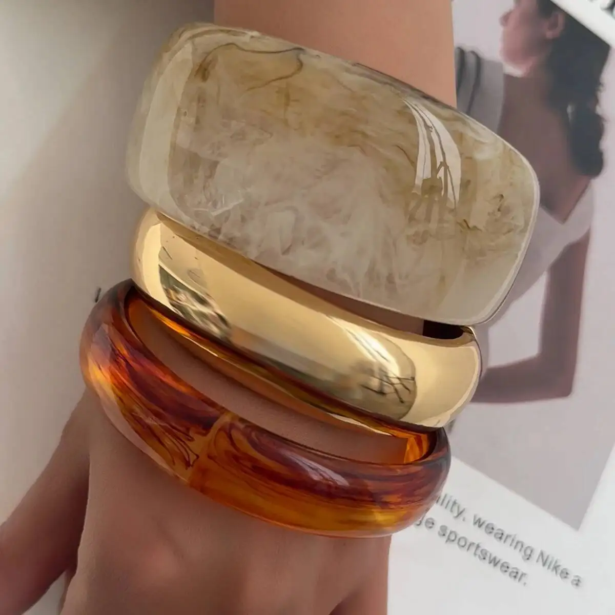 

SHIXIN Luxury Brown Off White Resin Acrylic Wide Bracelets for Women Vintage Stackable Round Chunky Cuff Bangle Jewelry Gift