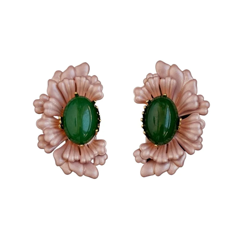 Natural green agate earrings, retro light luxury design studs, high-end temperament earrings.