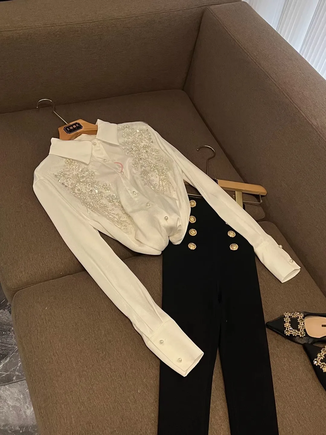 

Faionable Long Sve Pearl Embellied irt Женская зимняя новинка Sle Роскошный французский воротник-стойка из тонкой ткани