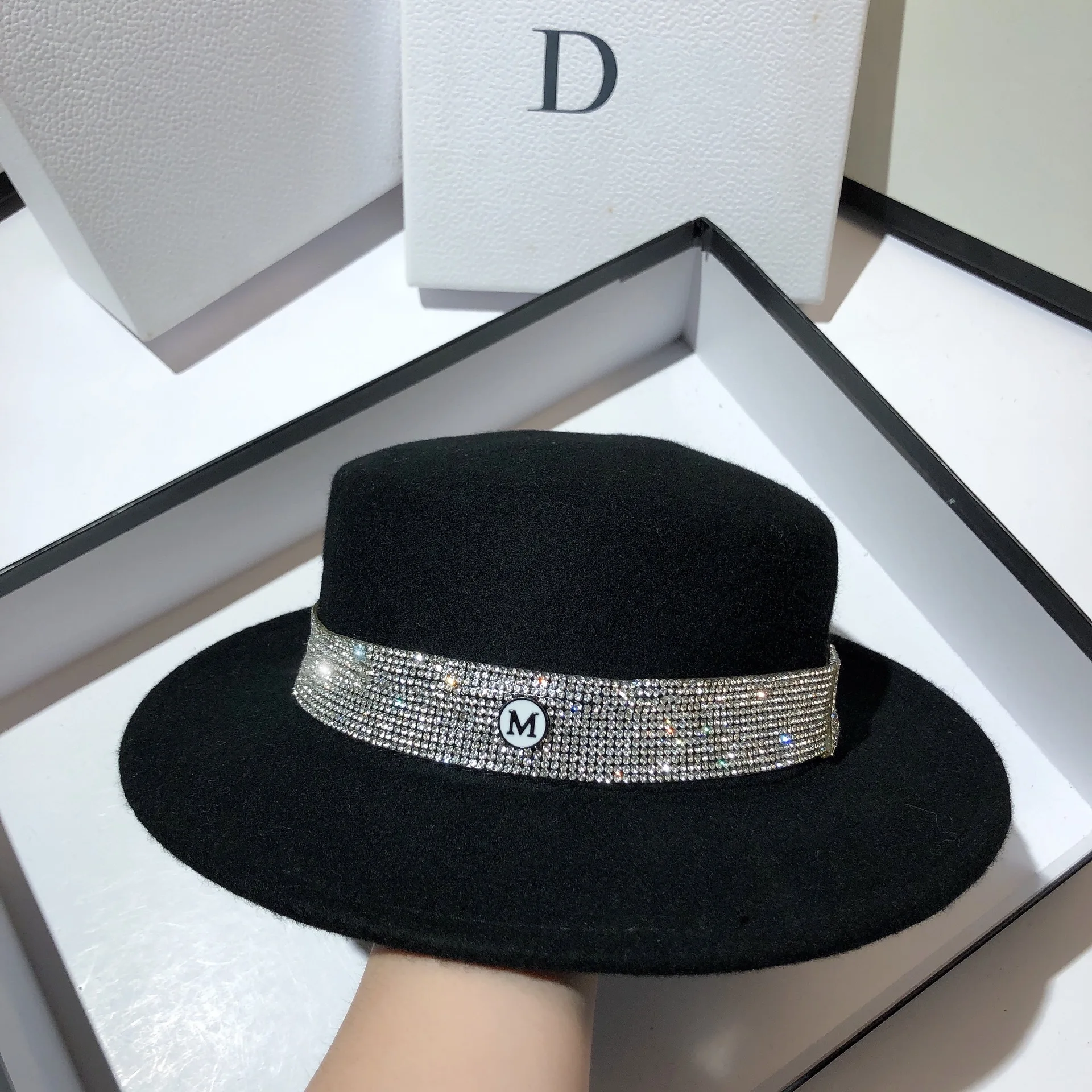 

Autumn and winter new rhinestone shiny wool top hat high-quality woolen Hepburn hat female European and American ladies