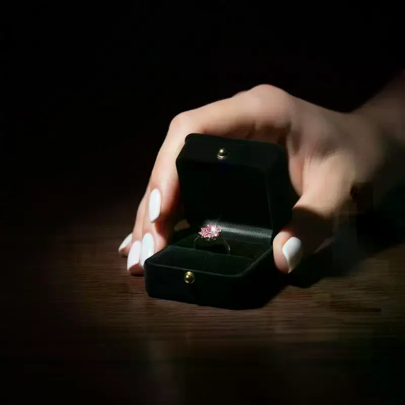 

Черная бархатная шкатулка-органайзер для ювелирных украшений: колец, подвесок, браслетов, ожерелий. Мягкая защитная подкладка, идеально подходит для подарков и демонстрации.