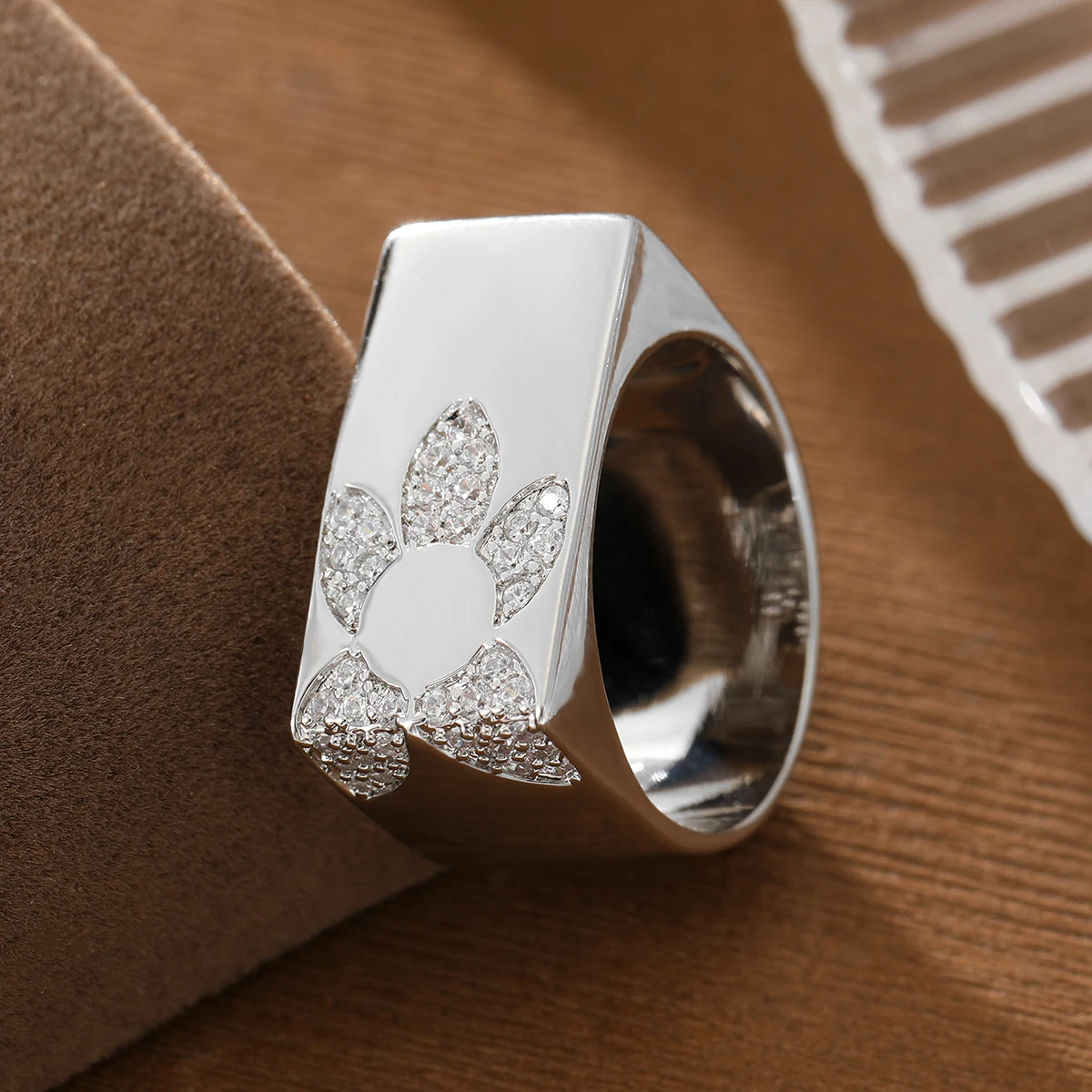 Moderner geometrischer Kupferring mit blumenförmiger Einlage aus künstlichen Edelsteinen, geeignet für den täglichen Gebrauch und Partys. – Detail 4