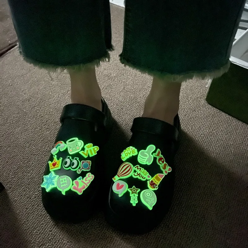 

2025NEW luminous pendant accessories fluorescent shoes fashionable soft PVC shoelace buckle children's cartoon pendant design.