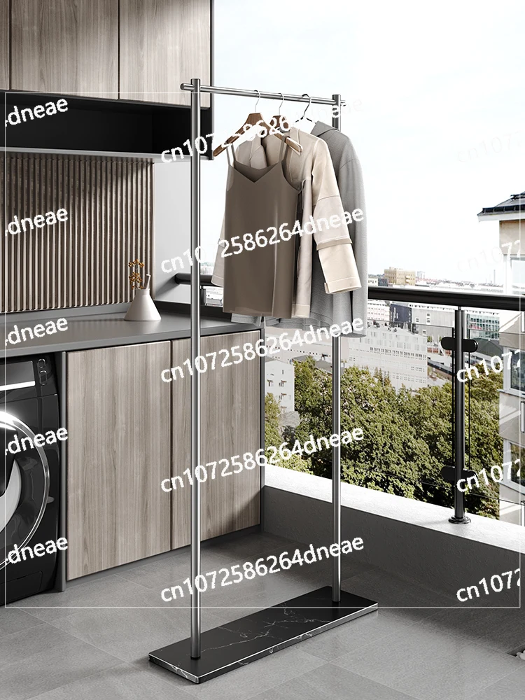 

Твердый утолщенный пистолет, серый пол, мраморная вешалка для полотенец, ванна, одежда, балкон, одежда для ванной комнаты