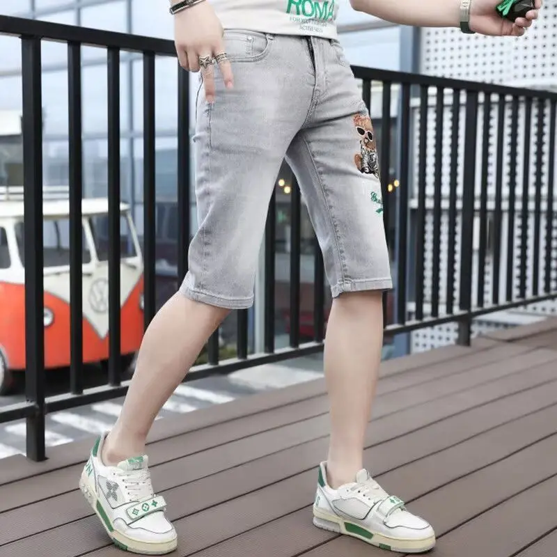 Moda verão masculina casual urso reto bordado denim shorts 2025 novas calças de comprimento médio magro cinco pontos calças curtas jeans