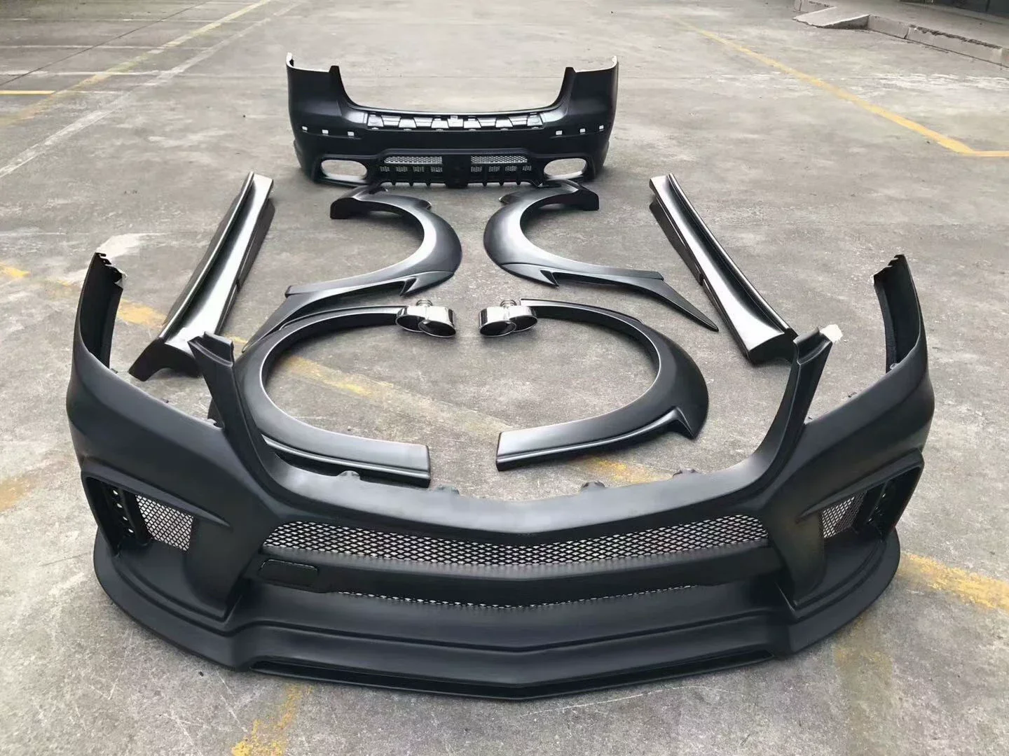 

Комплект обвесов для ML W164 2012-2015: передний и задний бамперы, боковые пороги и крылья