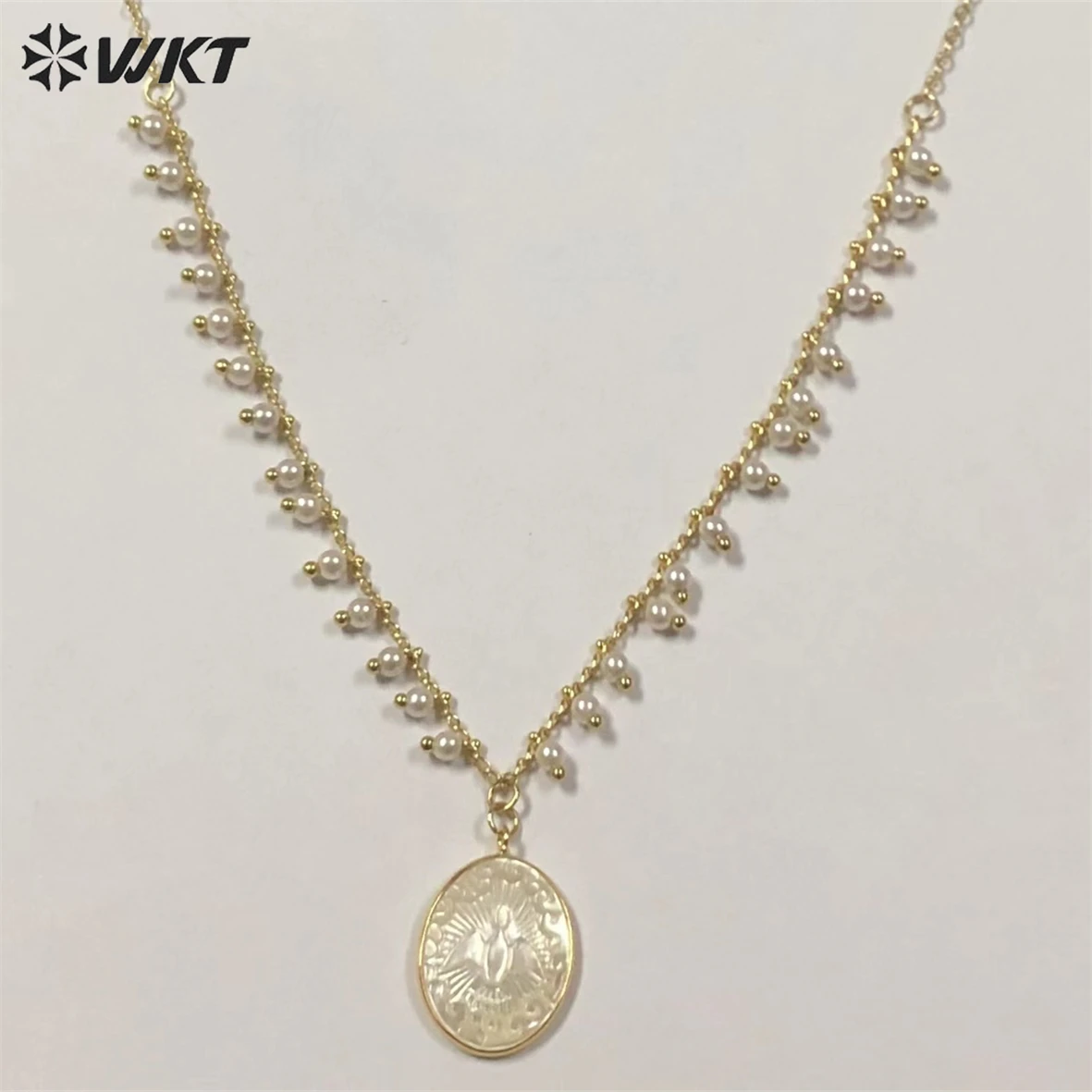 

WT-JN172 WKT 2023 Retro Court Oval Shape Natural Shell Pendant Necklace Gold Simple With Small Pearl Chain Fashion Decorated