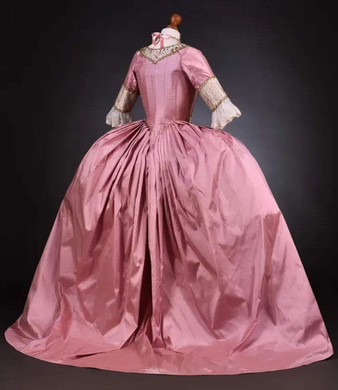 로코코 스타일 핑크 새틴 가운, 정교한 금 장식과 레이어드 스커트, 역사적 재연, 할로윈, 크리스마스