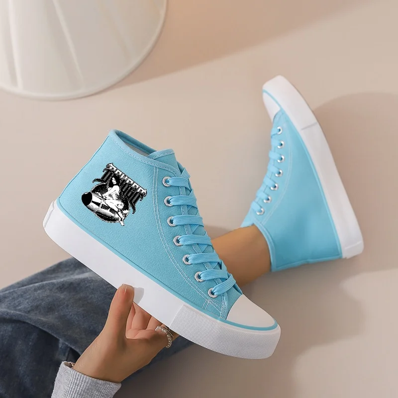 

Женские синие высокие парусиновые туфли: массивная платформа, шнуровка и мультяшный принт. Идеально подходит для школы, повседневной прогулок и повседневной носки.