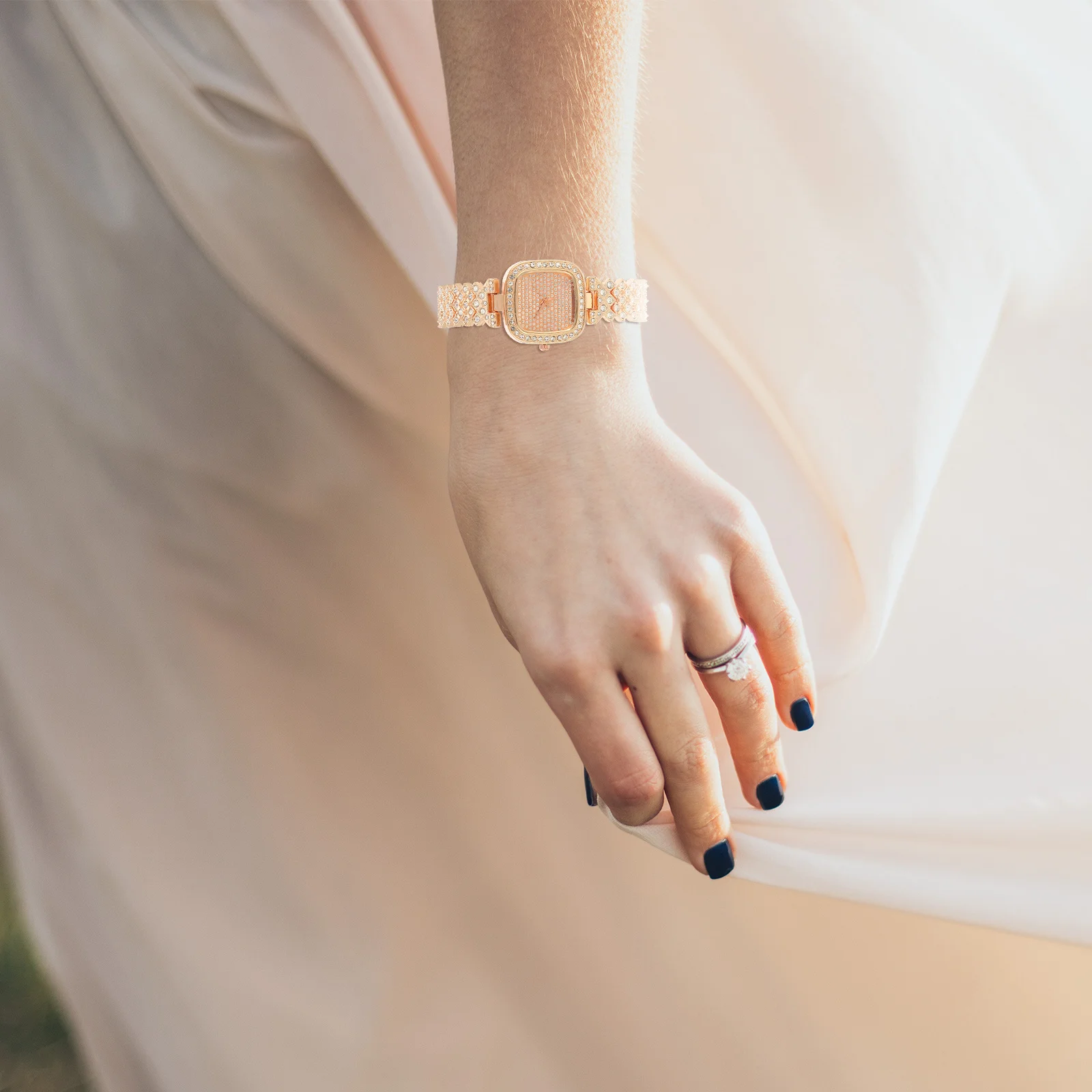 

Stylish Women Wrist Watch Rhinestone Decorated Adjustable Band Precise Movement Waterproof Watch for Female Casual Party Wear