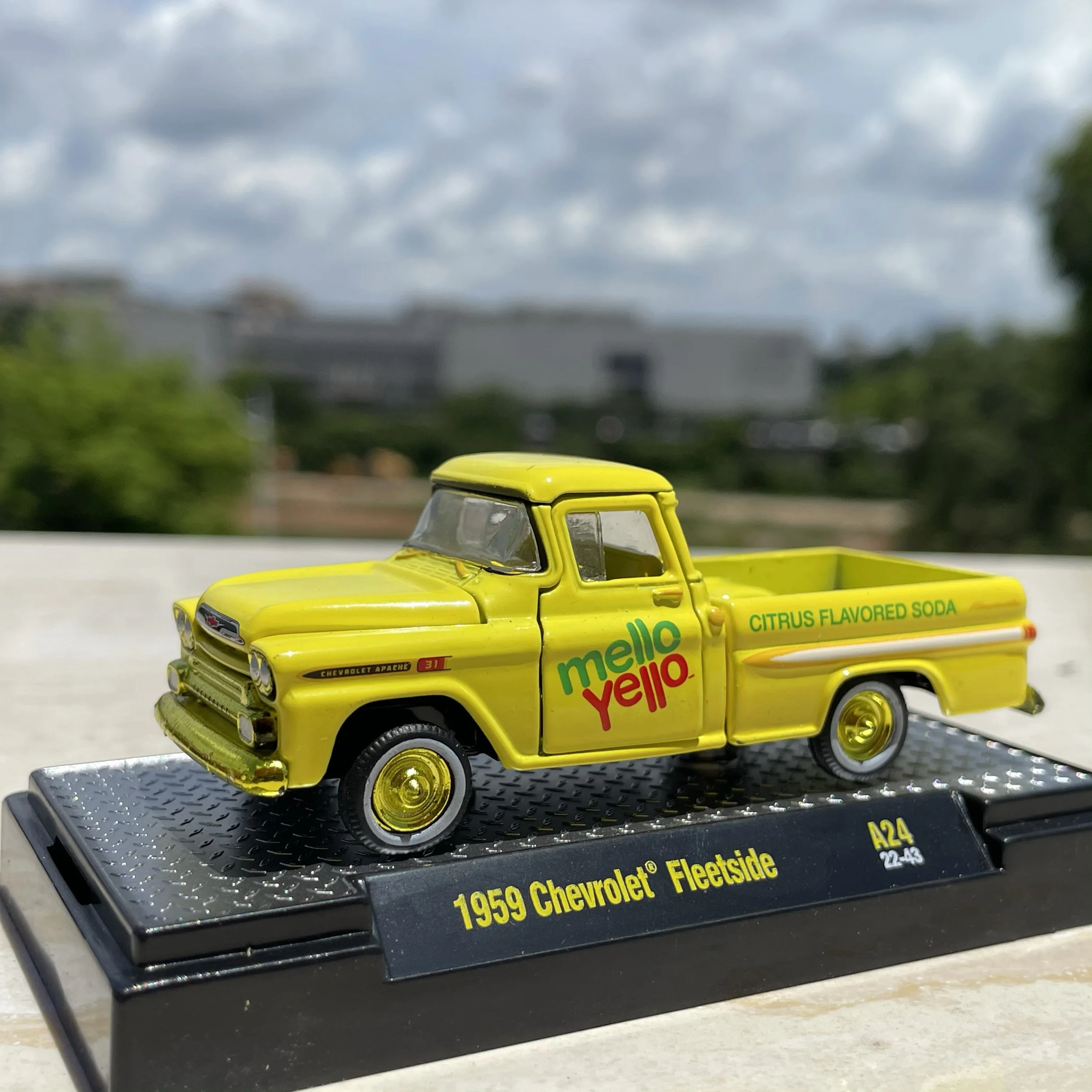 Diecast 1:64 Scale Chevrolet Pickup Alloy Car Model Collectible Toy Gift Souvenir Display Ornament