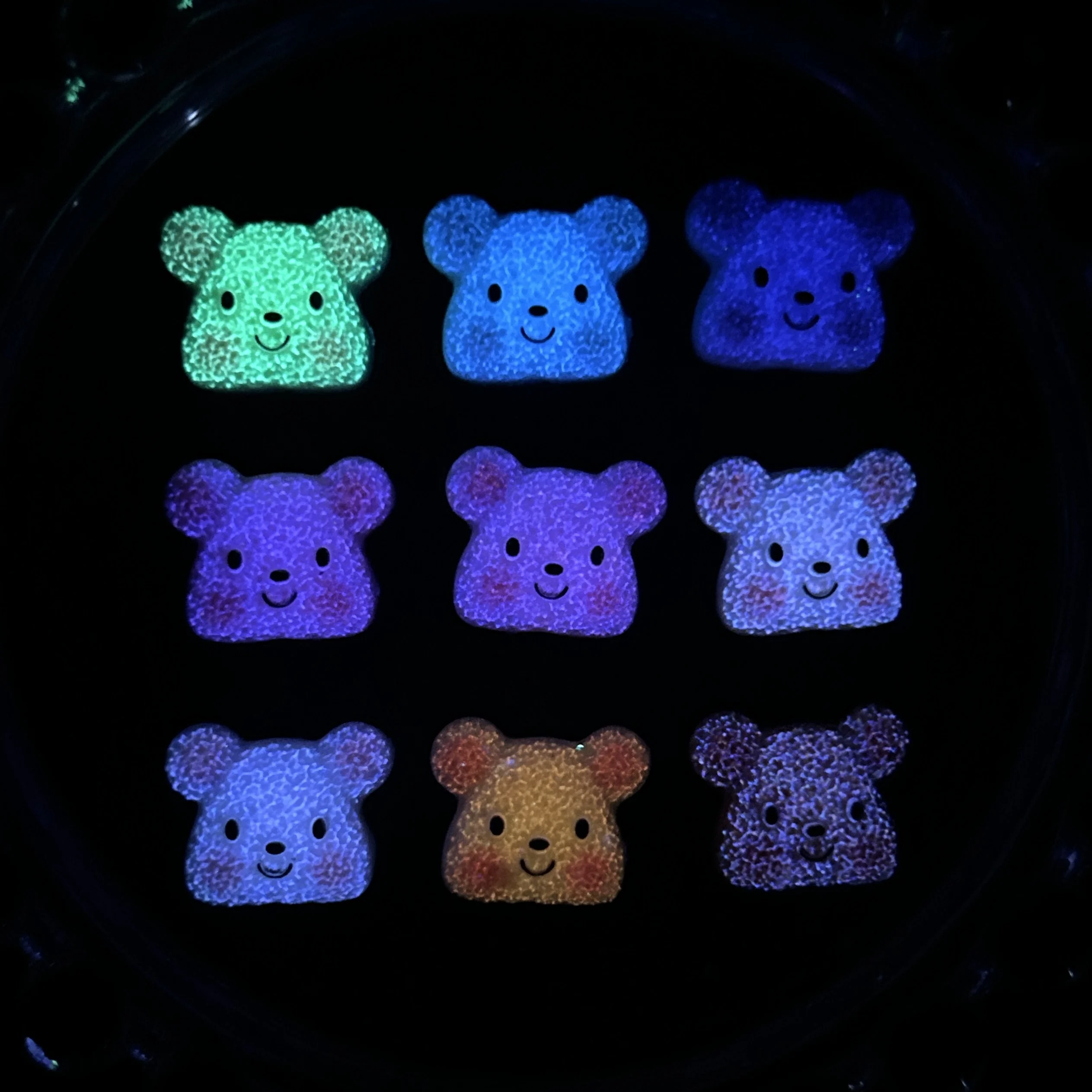 30 pièces Dopamine couleur lumineux ours tête résine ongles breloques 3D dessin animé Kawaii poudre fard à joues ours Nail Art décorations pour bricolage