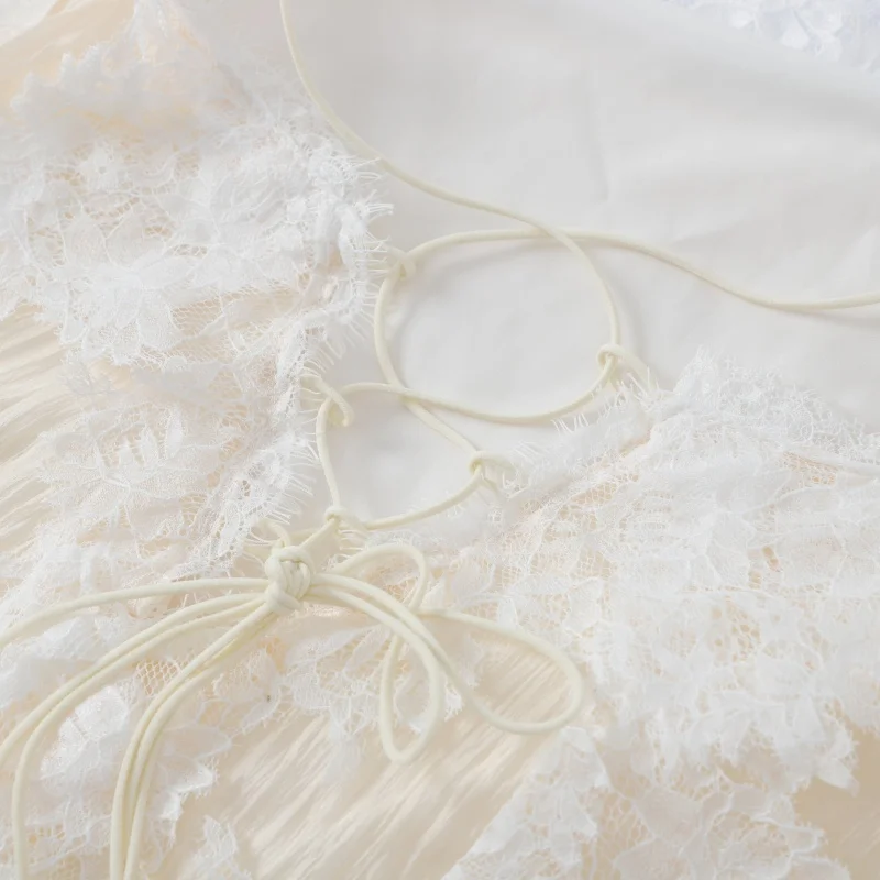 Stilvolle weiße, gestufte Spitzenbluse mit Spaghettiträgern, ärmellos, mit Rüschen, fließend, elegant, für Damen, Sommer, Alltag, Party, Urlaub. – Detail 5