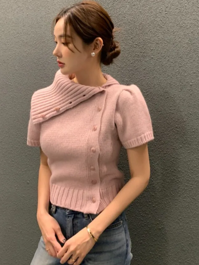 سترة محبوكة أنيقة بياقة عالية للخريف والشتاء، تصميم نحيف عصري للنساء مع أزرار غير متماثلة، مناسبة للعمل