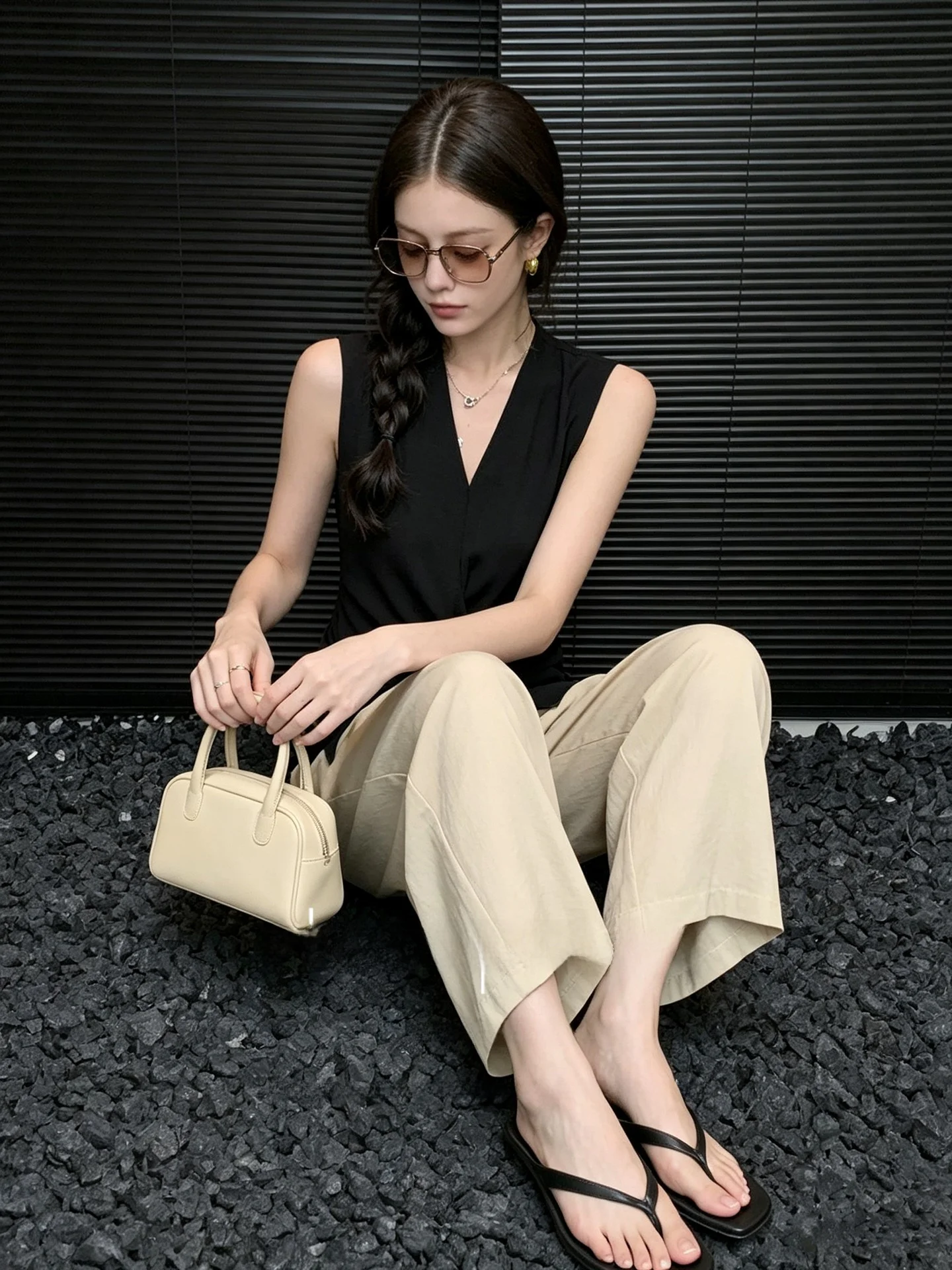 Huaappuw Black Waist-Cinching Vest 2026 Early Autumn New Twist V-neck Waist-grabbing French Style Polyester Blend Women's Top