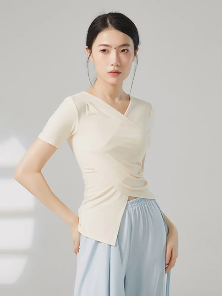 Einfarbiges, kurzärmliges, asymmetrisches Oberteil mit V-Ausschnitt und Schlitz – modernes Tanz-Übungs- und Performance-Shirt für Damen