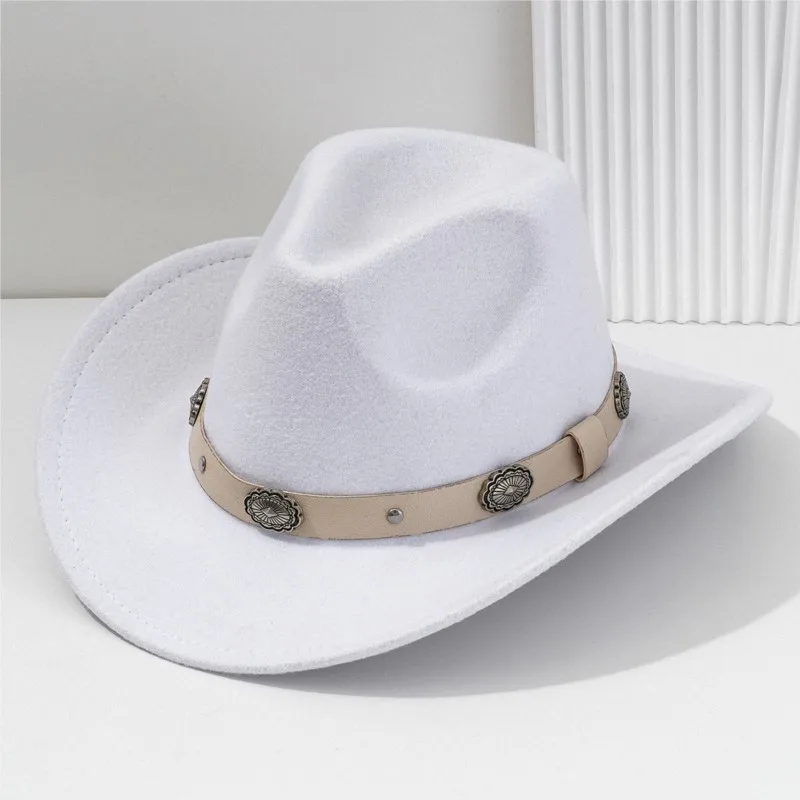 Men's and women's felt hats paired with coin-printed belts exude a luxurious yet light simple style