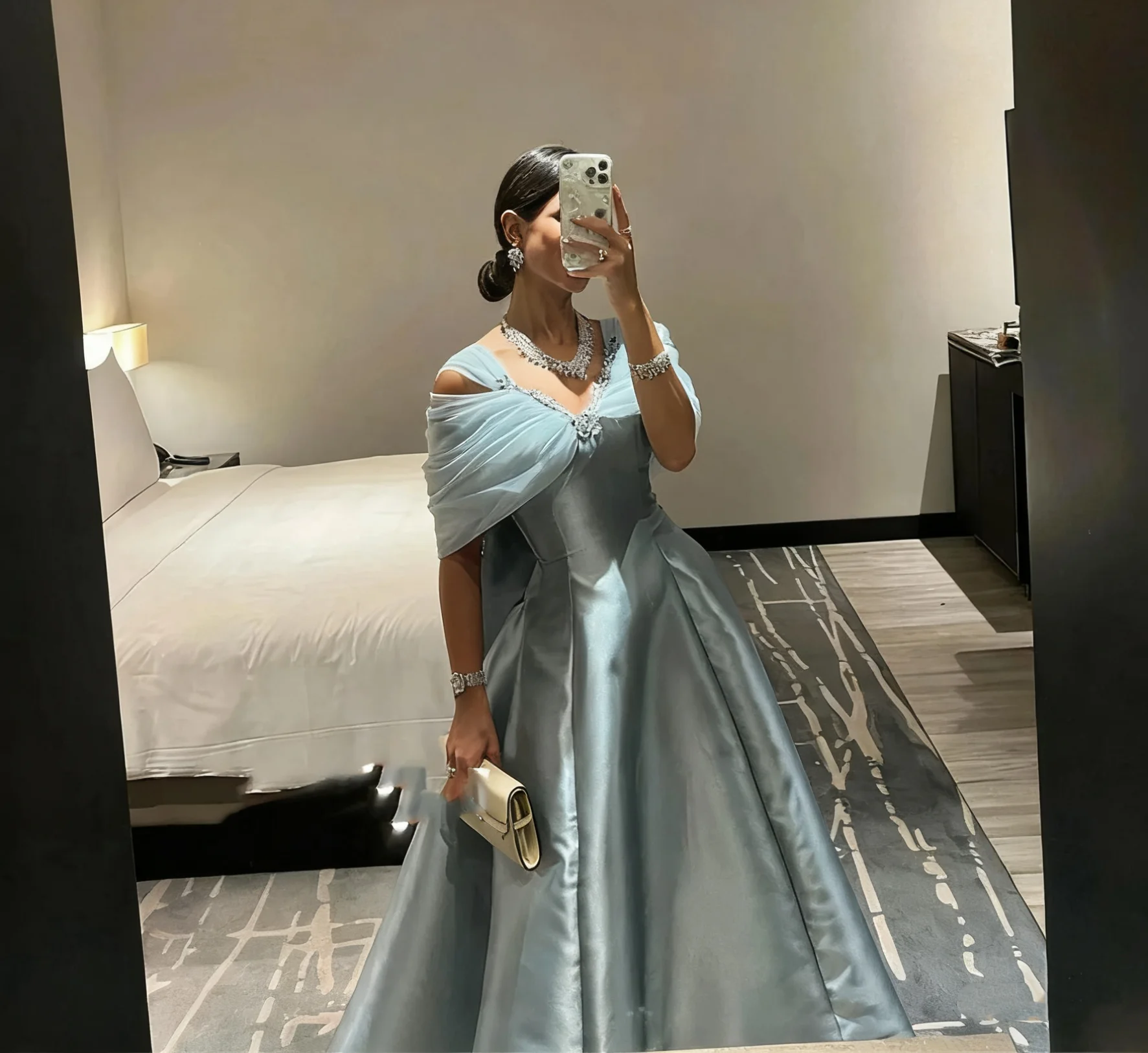Benutzerdefinierte Luxus Satin Hochzeit Party Kleid Damen Robe funkelnde Perlen Stickerei Cocktail Party Kleid elegantes Kleid