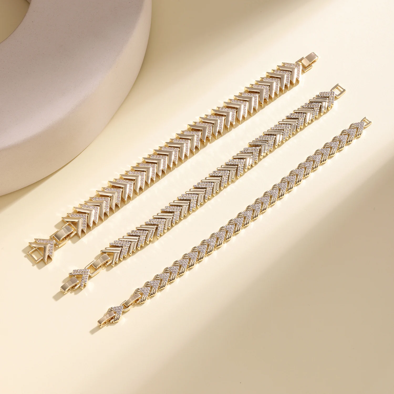 Nidin Luxus-Armband mit glänzenden CZ-Kristallen, Pfeilform, V-förmige Pfeilspitze, Handgelenkkette, eleganter Hochzeitsschmuck für Frauen, Alltagskleidung – Detail 6