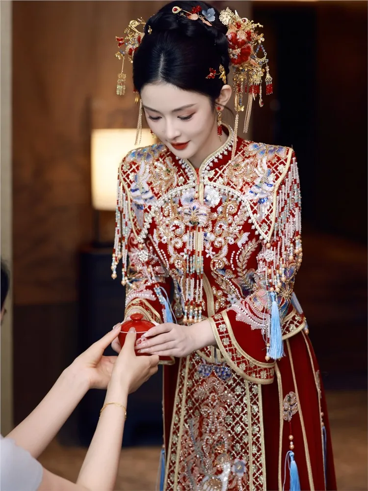 

New Chinese-style wedding dress for brides featuring a phoenix crown and red veil