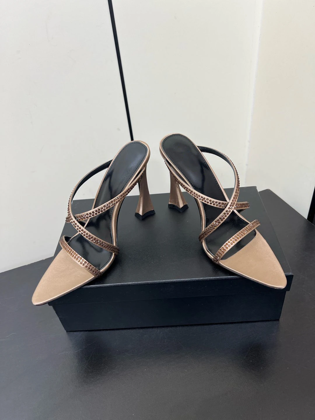 

Оригинальные и потрясающие туфли на высоком каблуке с открытым носком и стразами, новые сексуальные шелковые женские туфли, босоножки цвета шампанского.