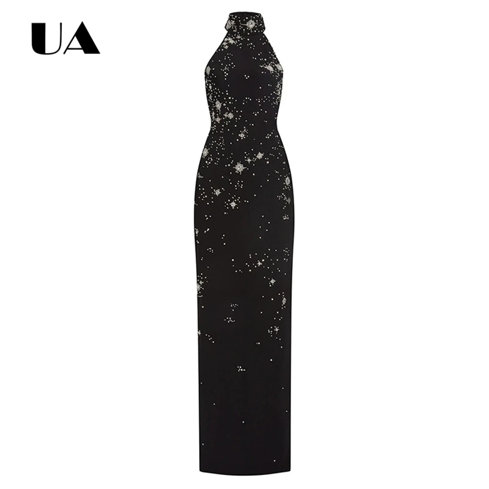 Abito lungo con scollo all'americana nero con abbellimenti di cristalli a stella silhouette slim fit, dettagli scintillanti di stelle e cristalli a pois.