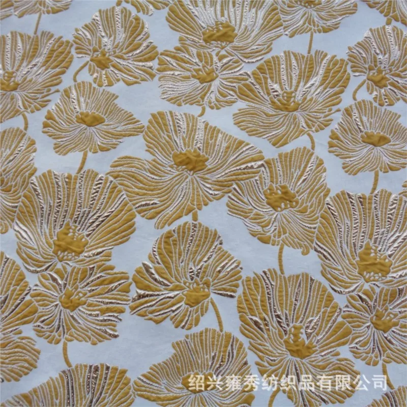 

The fabric of jacquard golden thread flower embossed dress is grand and elegant featuring a flower-patterned half skirt fashion
