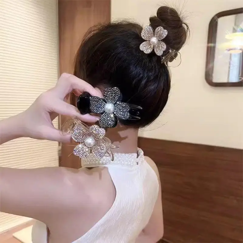 1Pcs Black & White 2‑Style Four‑Leaf Clover Pearl Flower Hair Claw Clip, Women Hair Accessory For High Ponytail & Bun Fixing
