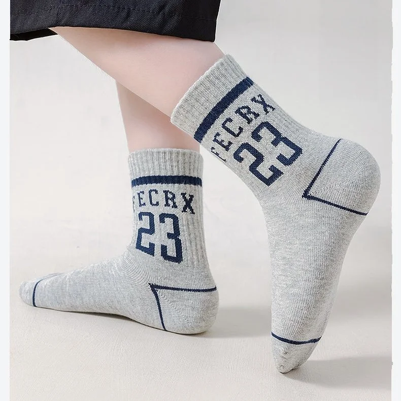 5 Paar Baumwollsocken für Jungen, gestreifte Sportsocken mit Schriftzügen, atmungsaktive, weiche Wadensocken für den täglichen Gebrauch von Kindern – Detail 2