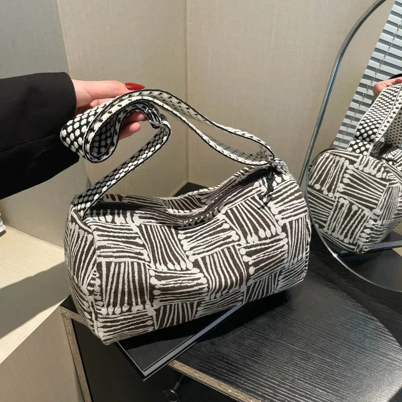 

Fashion striped pillow bag, simple and high-end underarm shoulder bag