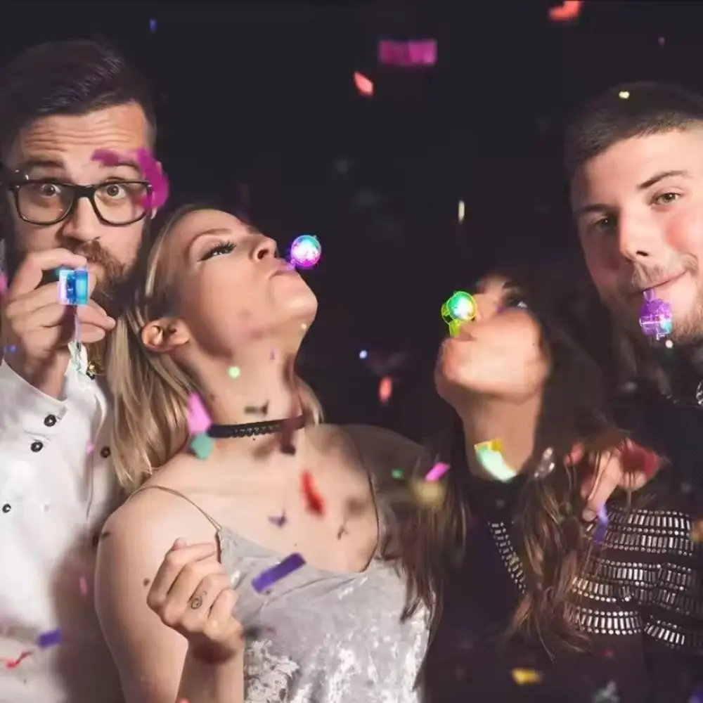 

5 шт. креативный многоцветный светодиодный свисток со шнурком пластиковый светящийся свисток круглый мультяшный мигающий свисток