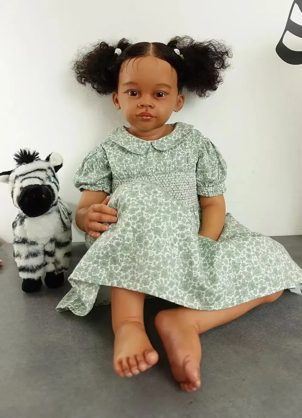 St.Store 32''손으로 뿌린 머리카락이 있는 다시 태어난 아기 Meili 귀여운 드레스가 있는 완성된 인형 어두운 피부 거대한 소녀 크리스마스 선물