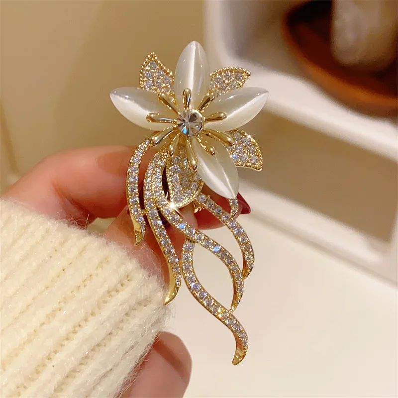 Flower Brooch Upscale ladies delicate niche design corsage pin suit coat holiday gift