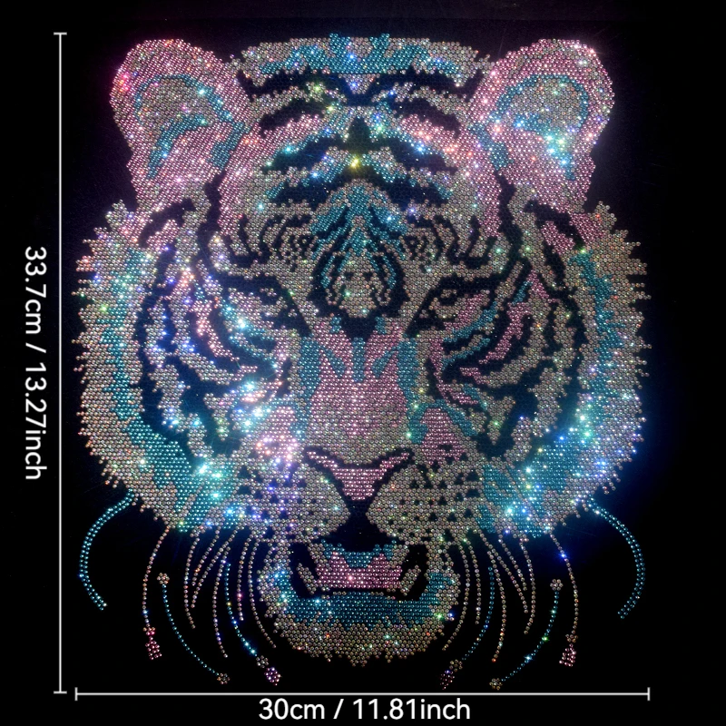 

Блестящий бриллиант и высококачественный узор в виде головы со стразами — гладить на свитерах, пальто и аксессуарах для одежды.